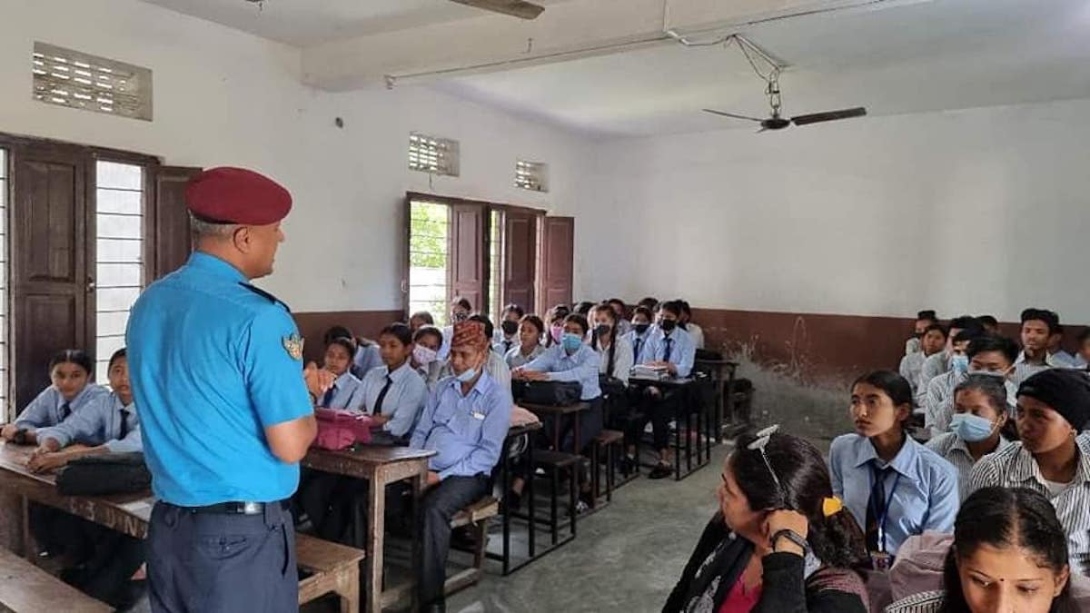 विद्यार्थीलाई अपराध र कानुनबारे पढाउँदै एसपी नवराज अधिकारी। तस्बिर : राजेश घिमिरे